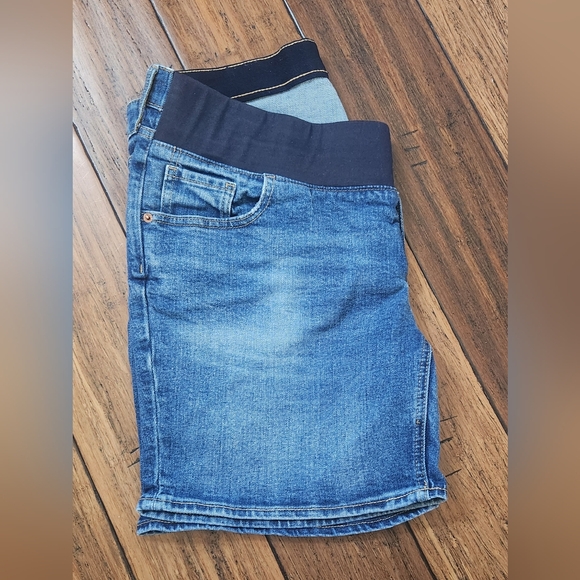 Old Navy Maternity Shorts size 14 - Picture 2 of 4